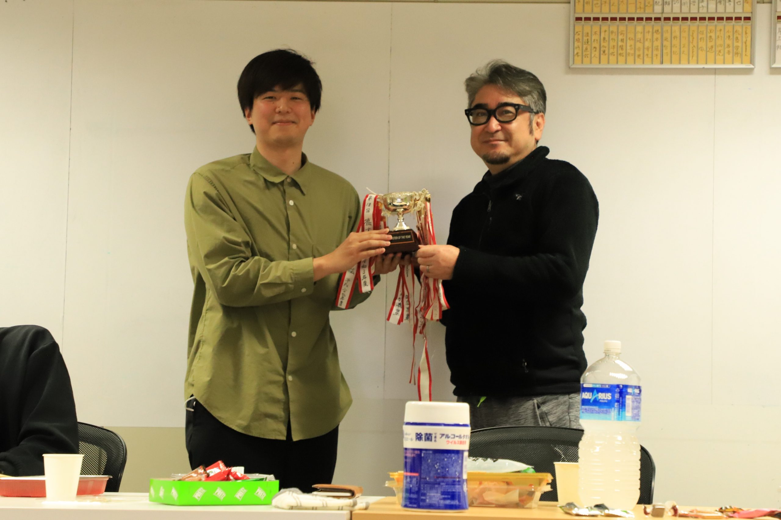 中内教授と2021年度の「Master of the year」 研究室メンバーによる投票の結果，「Master of the year」は塩本さんに決まりました．