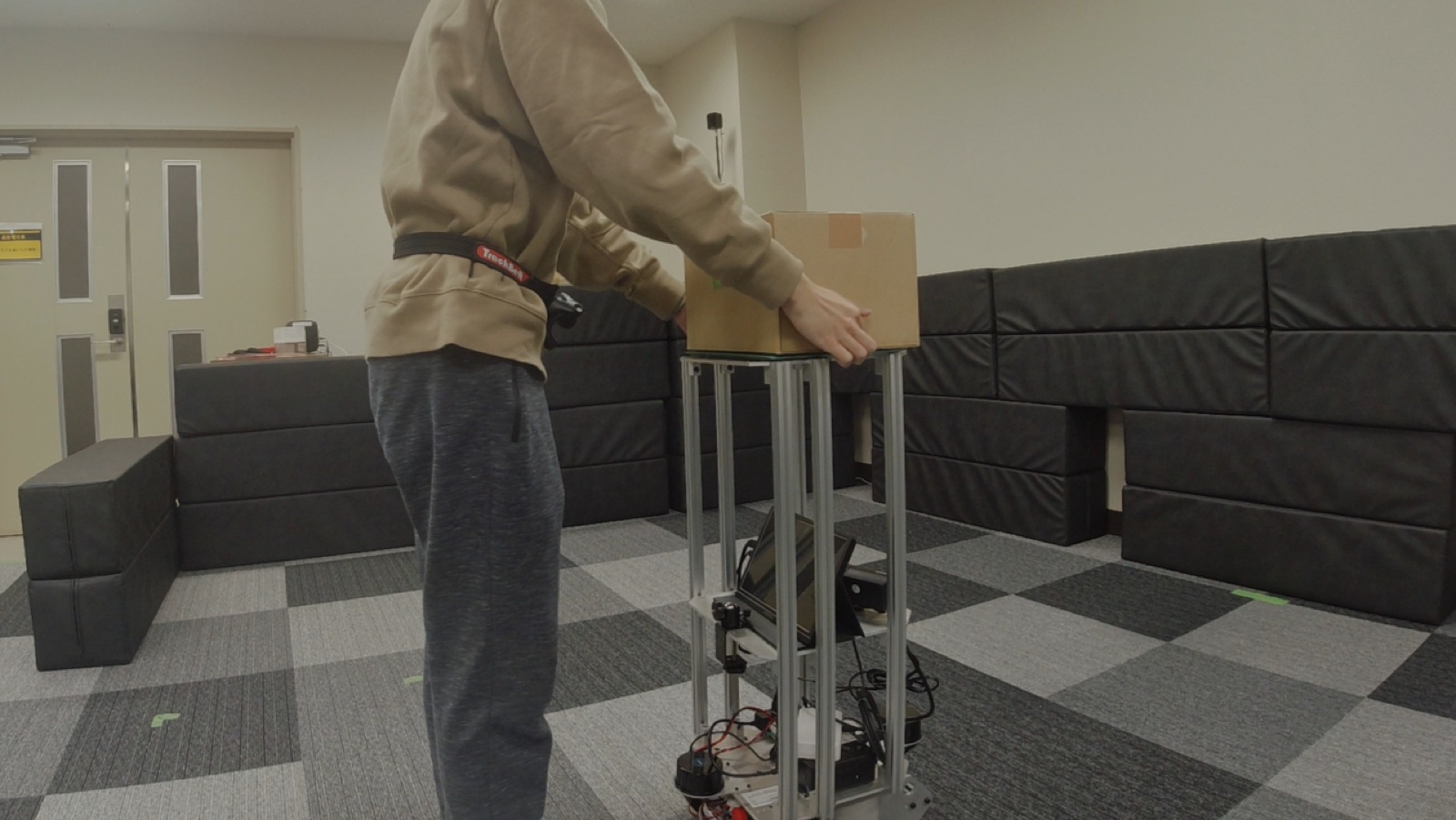 自律移動ロボットとの荷物受け渡し実験の様子