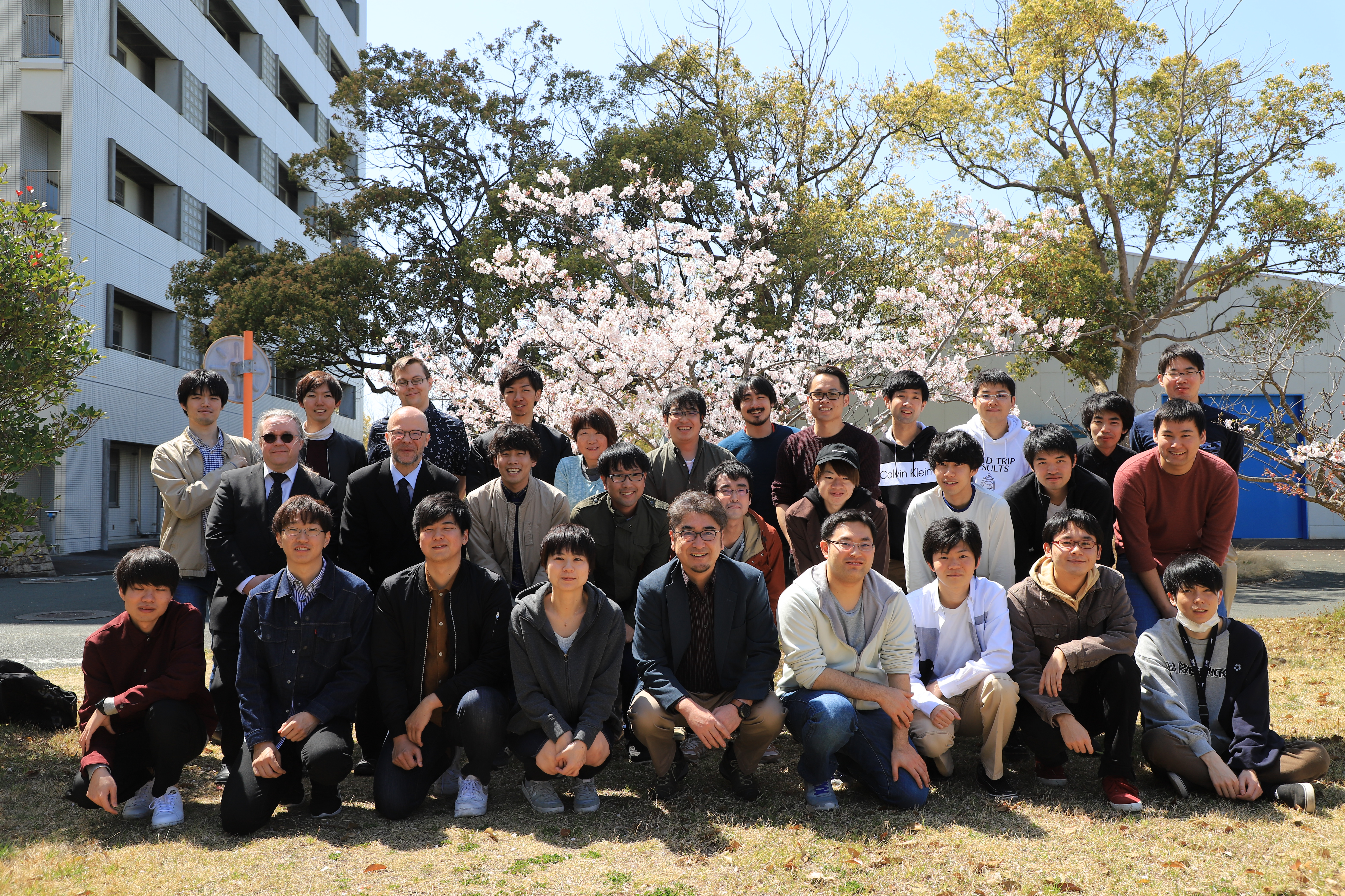 2019年度の集合写真． 2019年度には助教授1人，修士学生3人と，7人の学部4年生が研究室に加わりました．