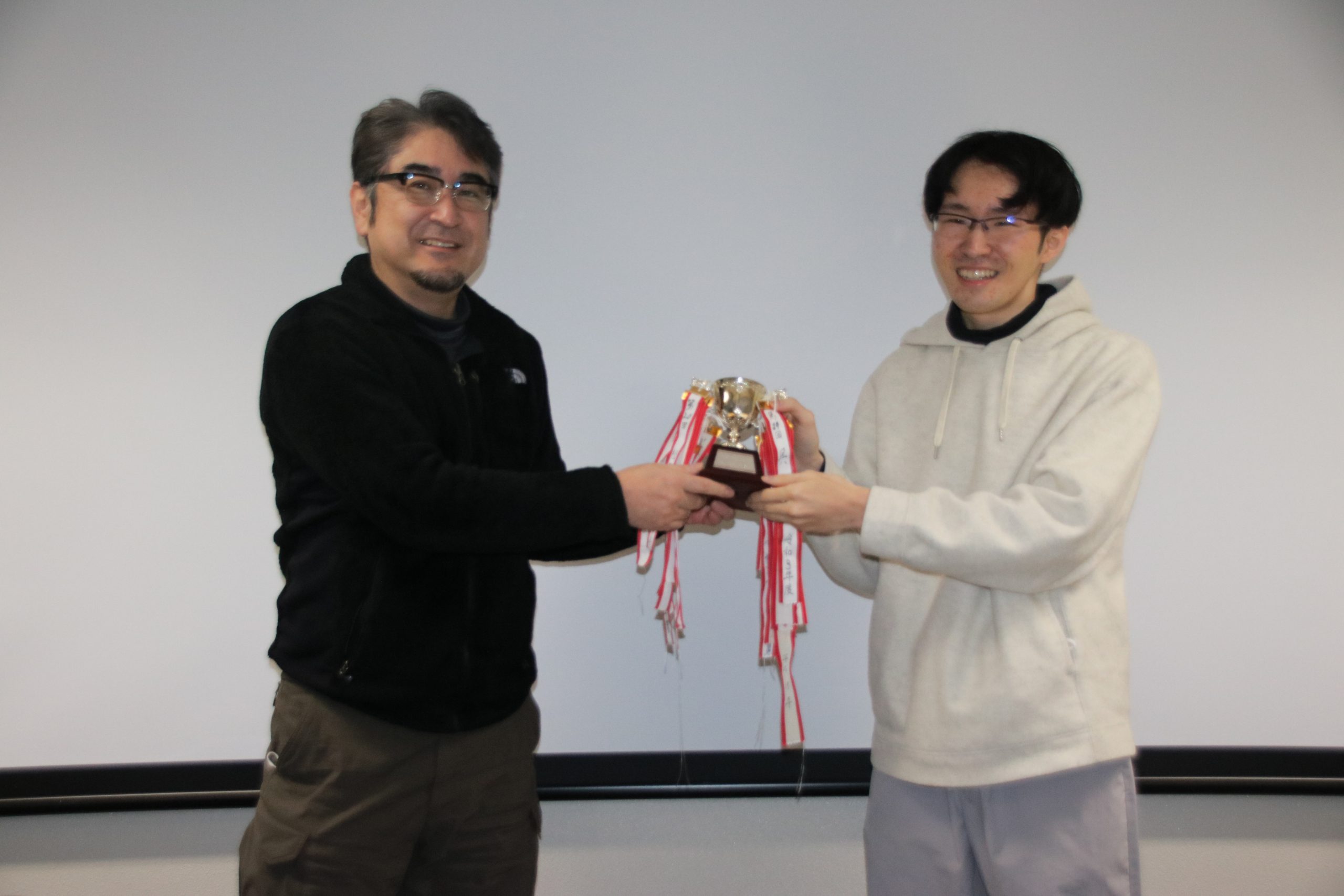 Prof. Nakauchi and FY2022 Bachelor of the year. Matsubara won the award for 2022.